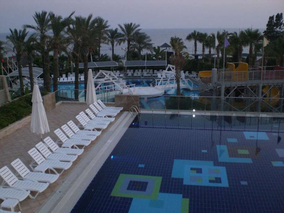 Relaxpool & im Hintergrund 2. Pool Sealife Buket Resort & Beach