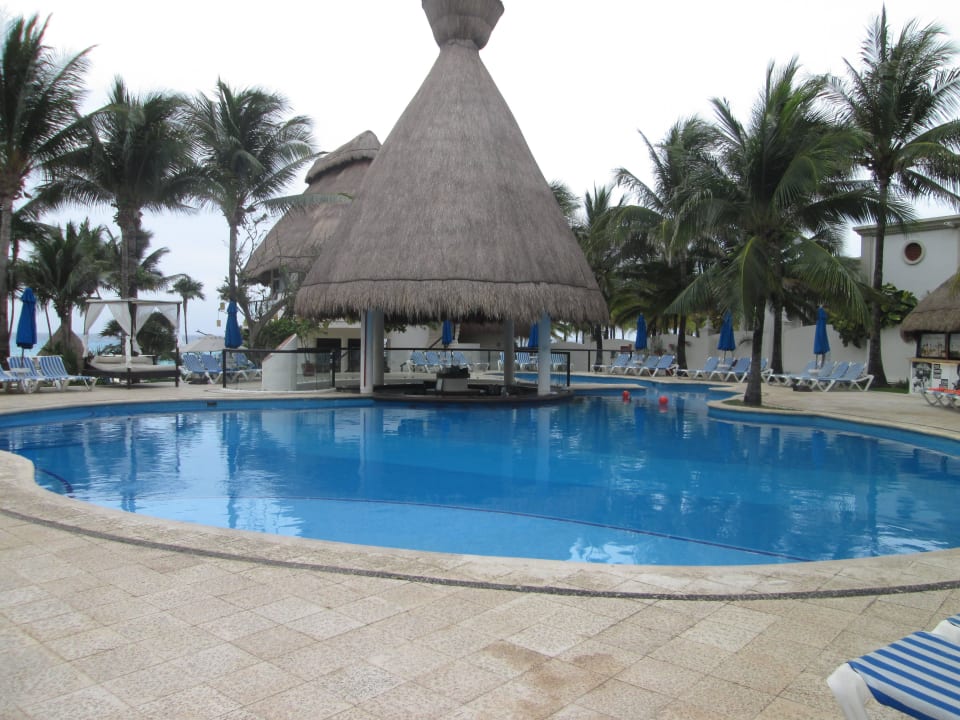 Pool mit Poolbar The Reef Playacar