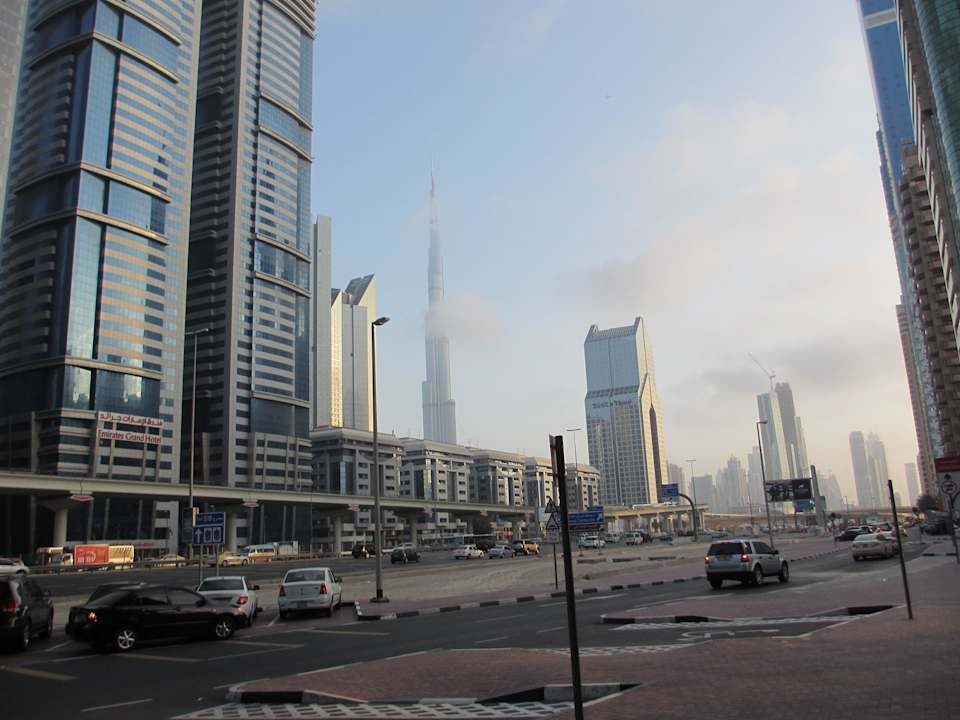 Vor dem Hotel The Tower Plaza Hotel Dubai