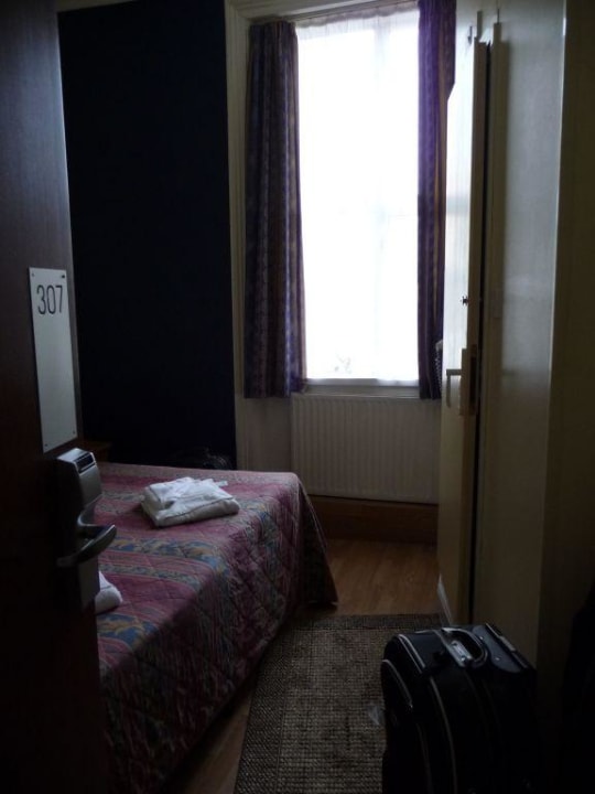 Zimmereinblick von der Eingangstür Hotel Huttons