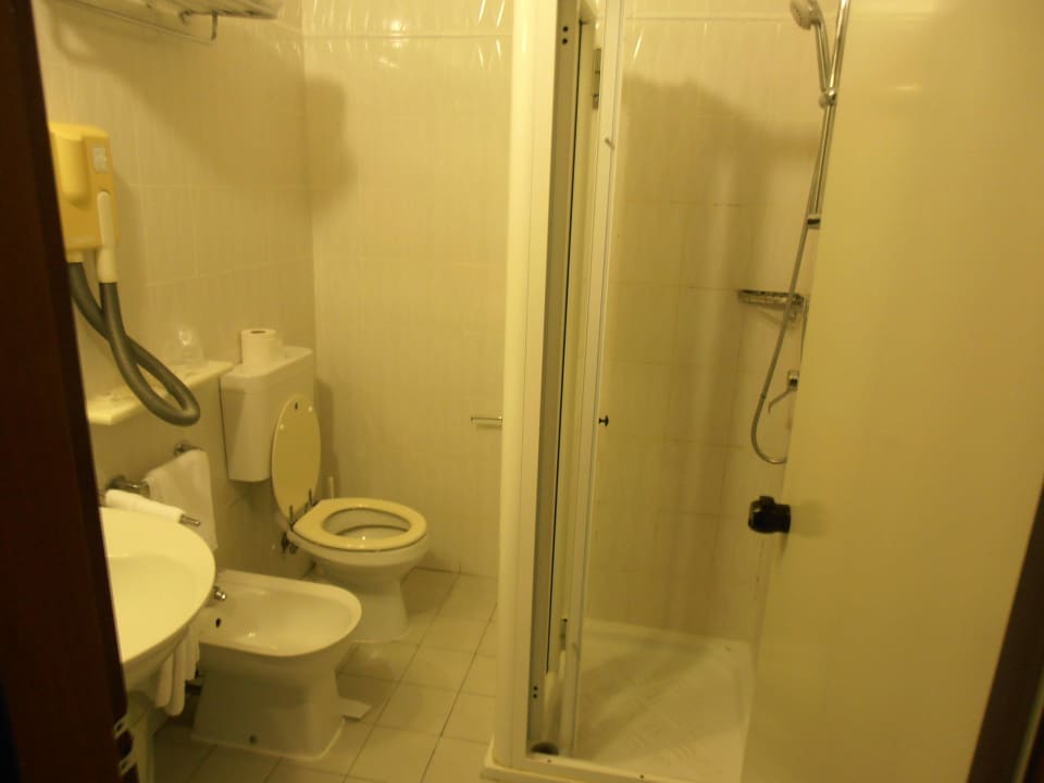 Der Fön fiel übrigens bei Benutzung ab.  Hotel Floris