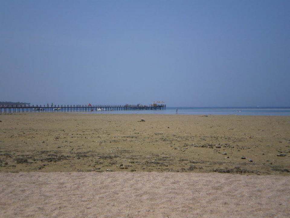 Strand bei Ebbe und Hotelsteg Stella Beach Resort & Spa Makadi Bay