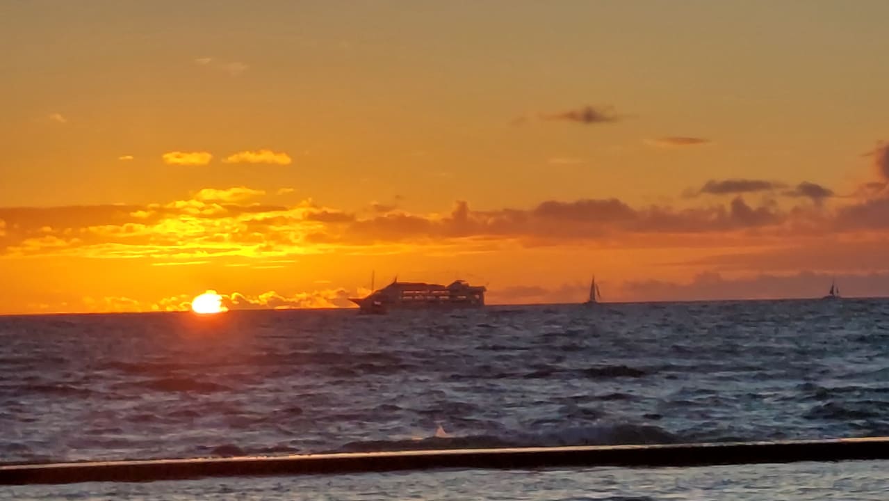 Strand Waikiki Beachside Hostel