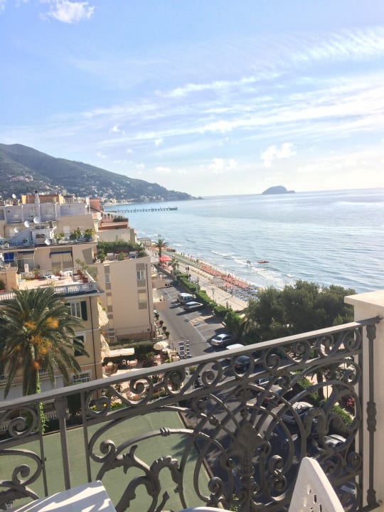 Sicht auf Alassio. Grand Hotel Mediterranee