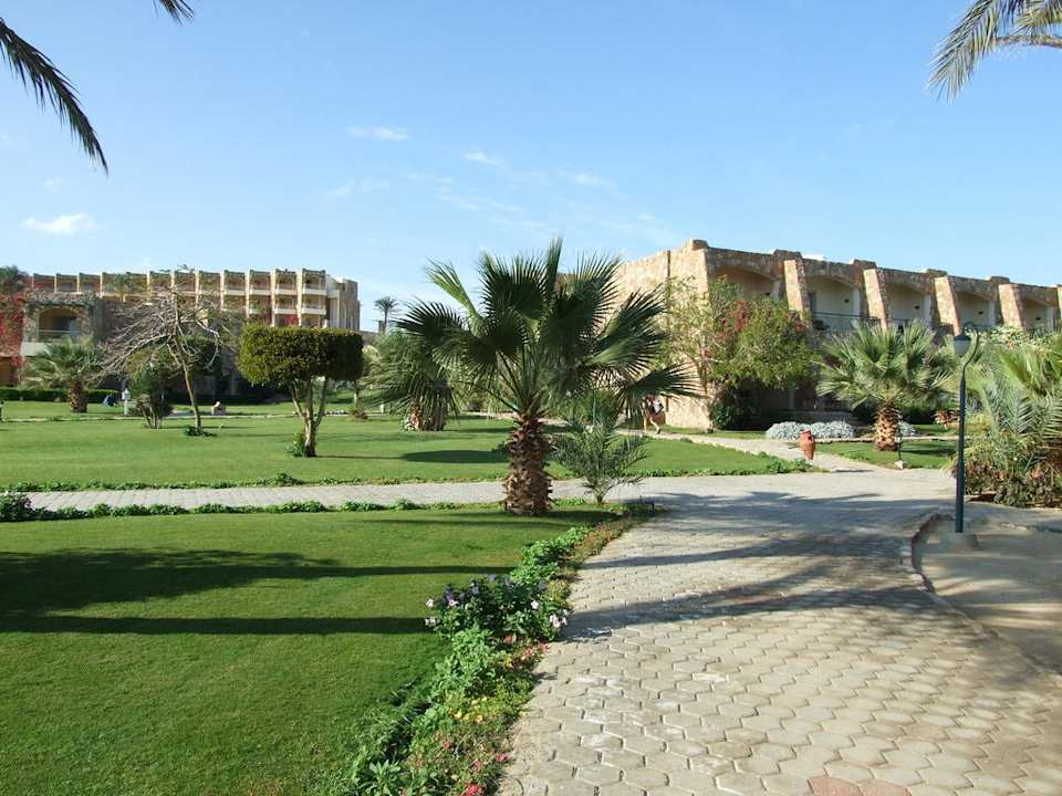 Jedna z hotelowych alejek Brayka Bay Resort