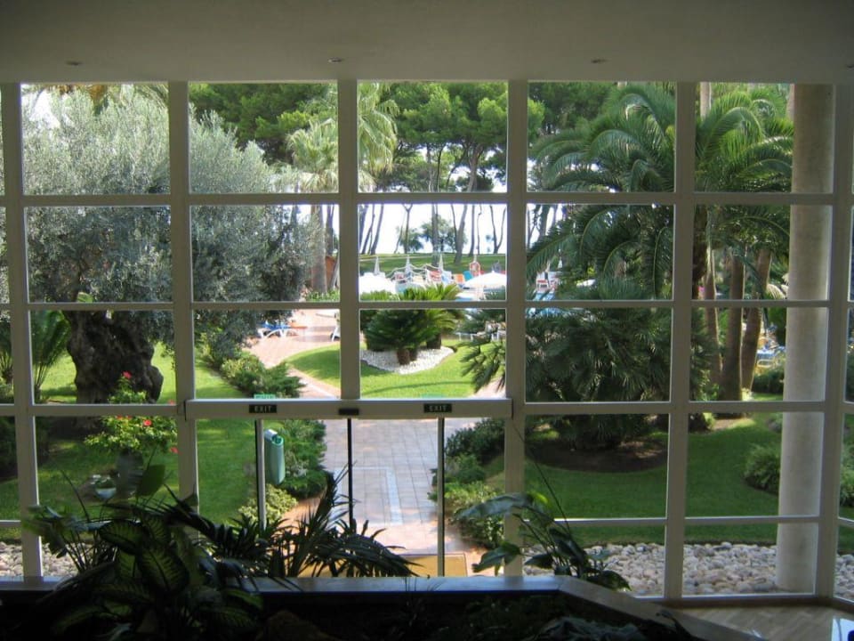*N und M* Hotel Lobby mit Blick zum Garten und Meer Iberostar Waves Playa de Muro