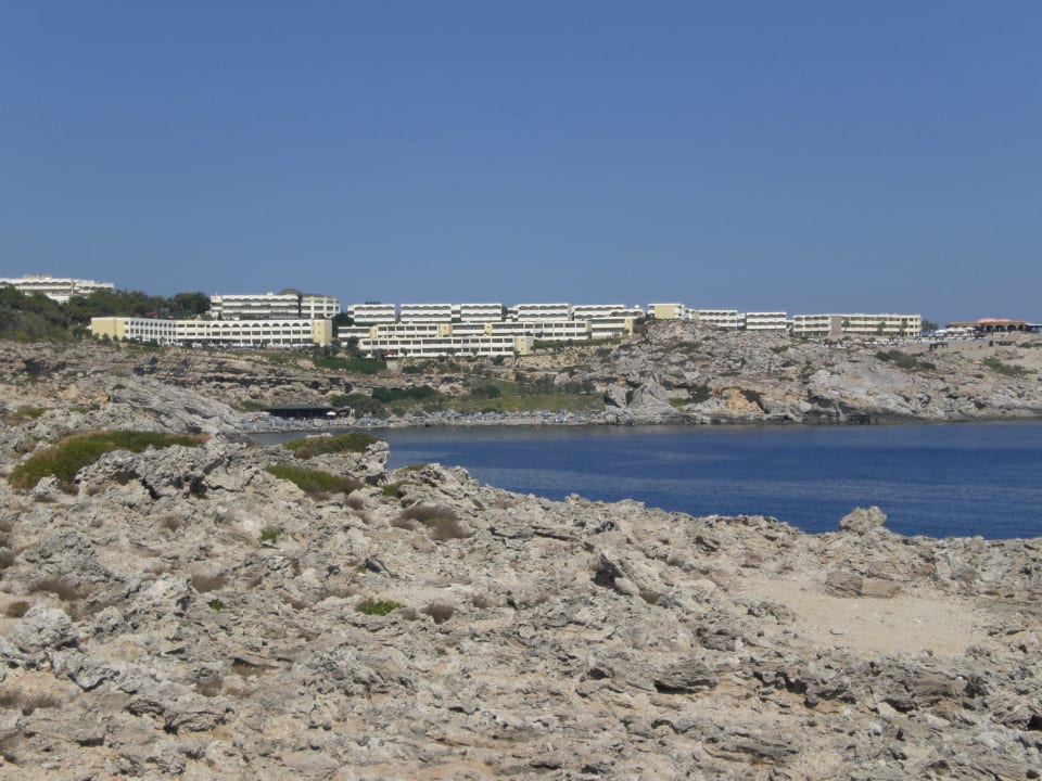 Blick auf die Hotelanlage von der nächsten Bucht Hotel Kalithea Horizon Royal
