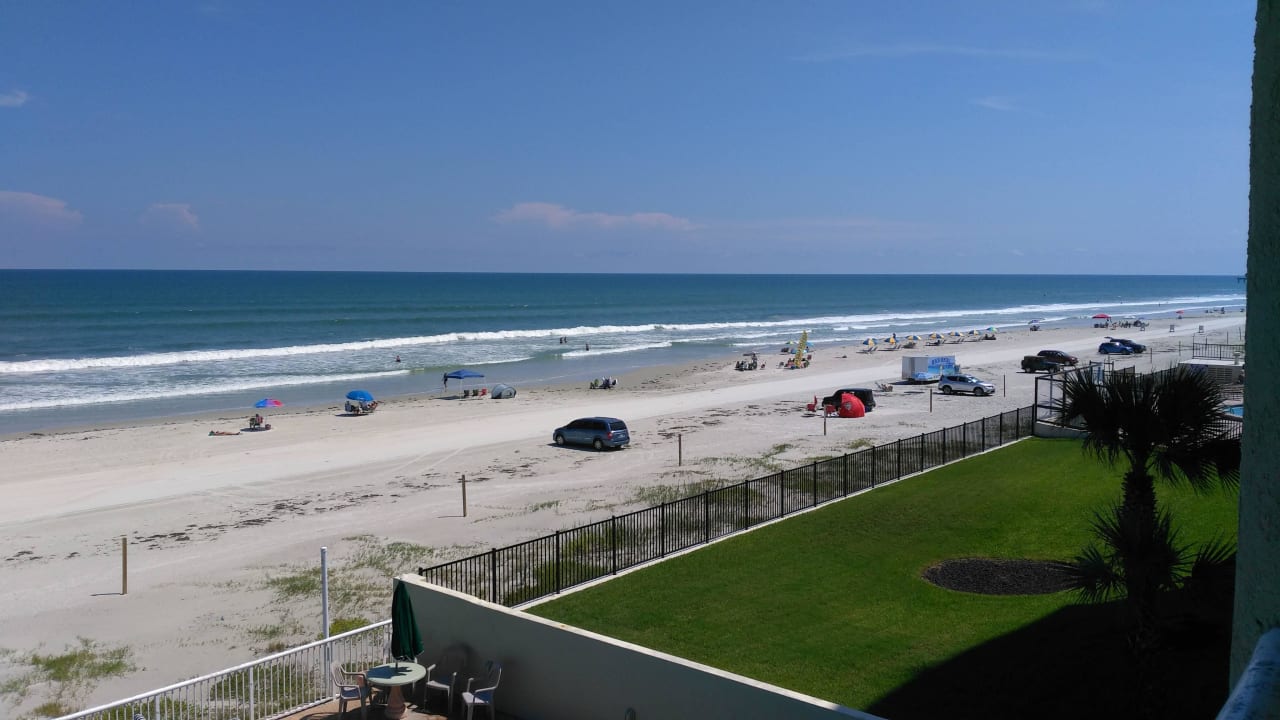 Blick vom Pooldeck auf den Strand Hotel Atlantic Ocean Palm Inn