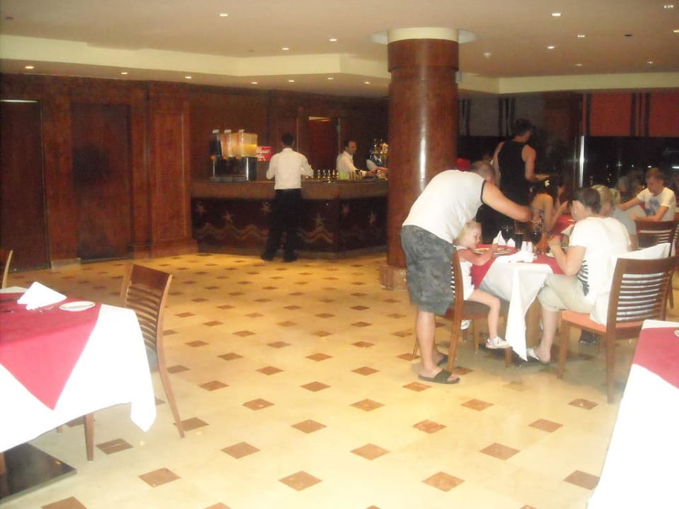 Widok na salę w restauracji Amwaj Beach Club Abu Soma Resort