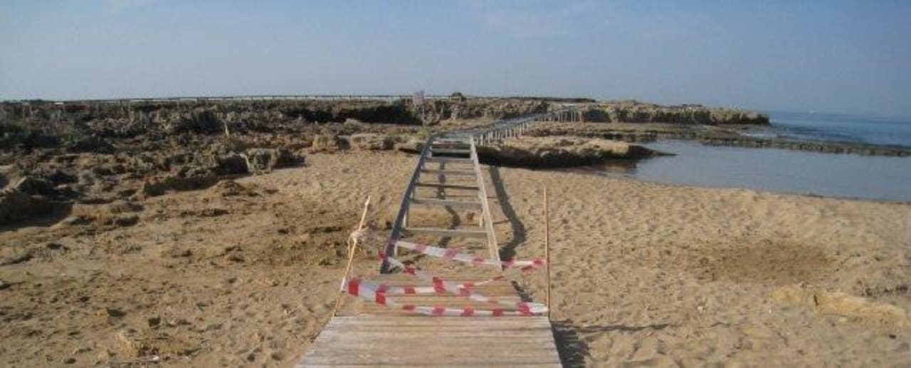 Holzsteg im Meer abgebaut  Oz Hotels Incekum Beach