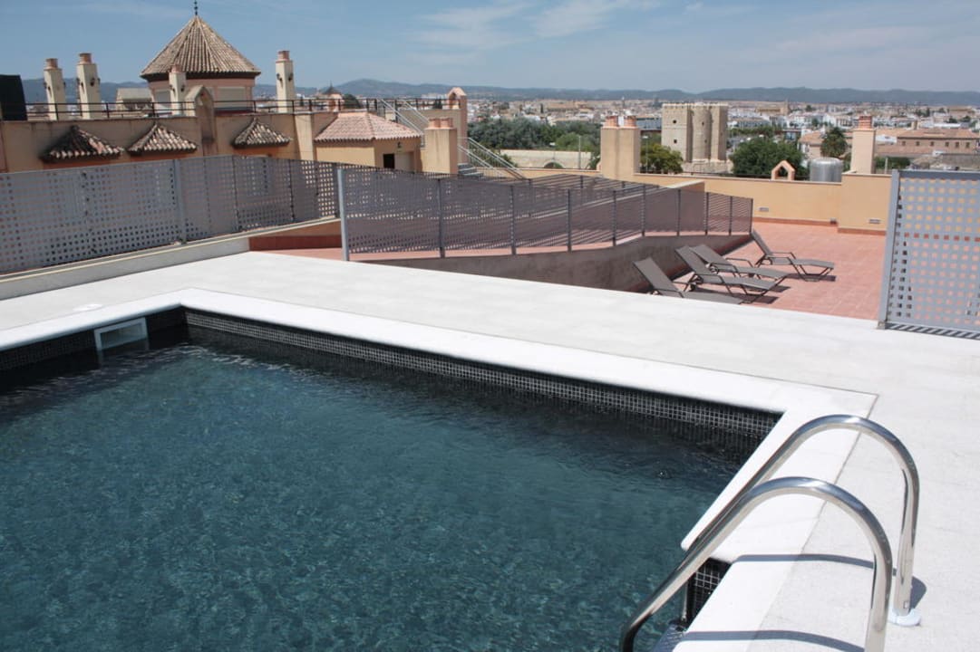 Swimmingpool auf dem Hoteldach Hesperia Córdoba