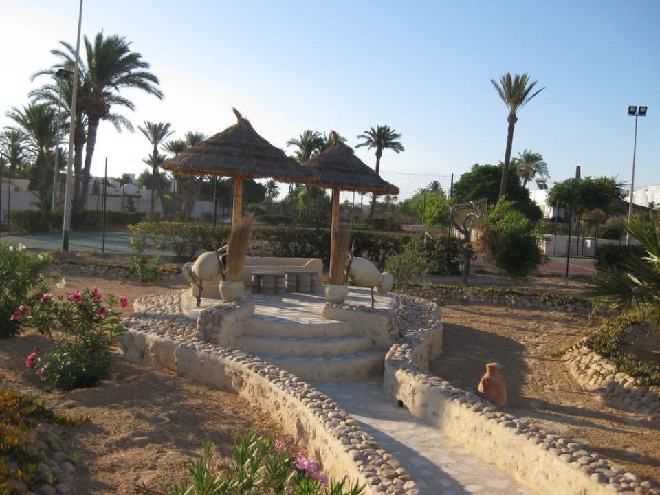 Weg zum Strand durch Hotelanlage Djerba Sun Beach Hotel & Spa