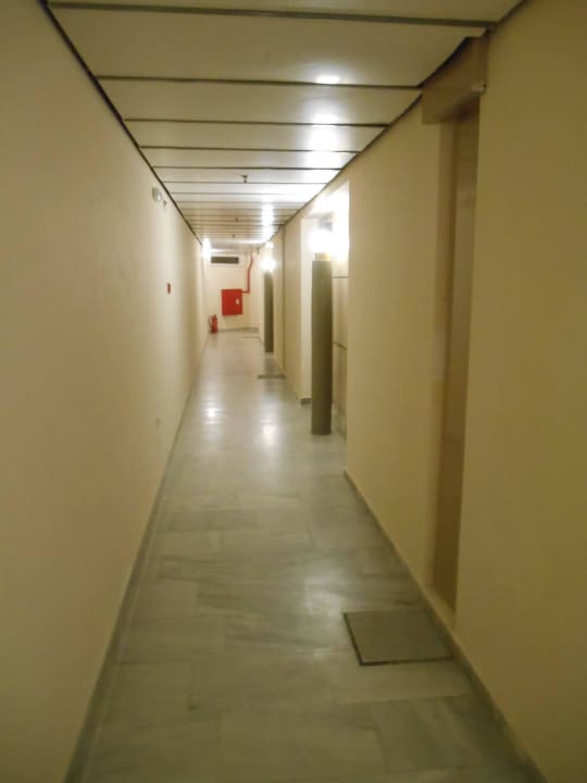 Gang vor dem Zimmer Santa Marina Beach