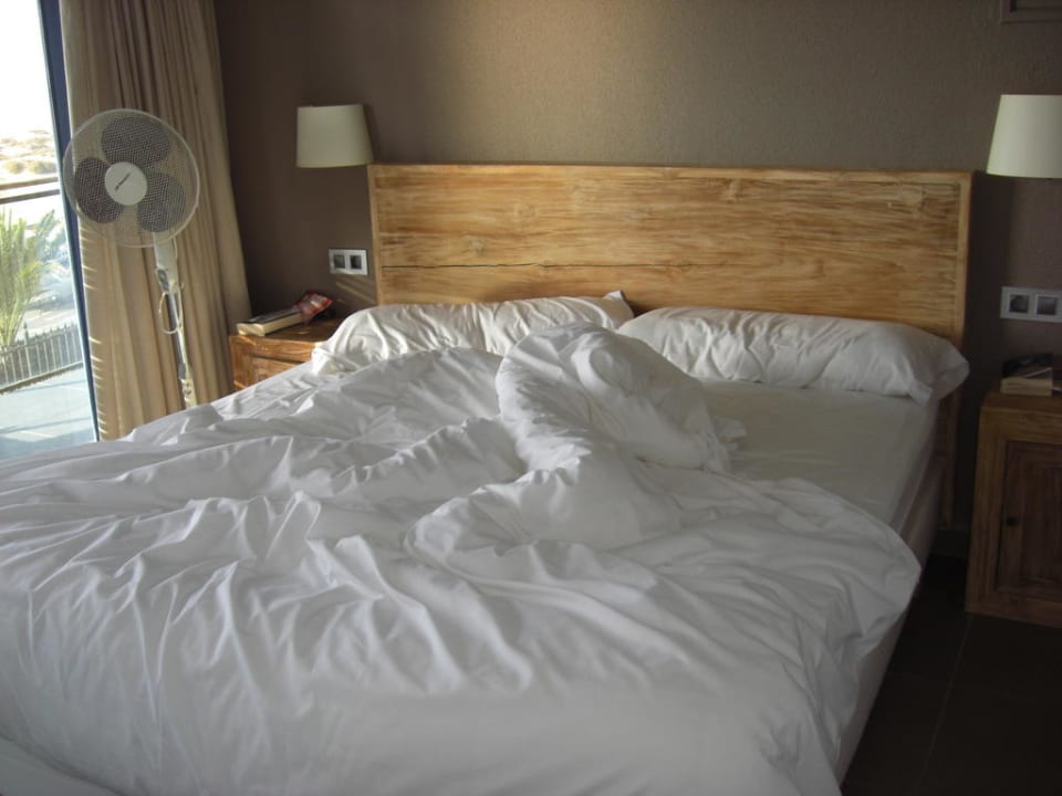 Bett im Schlafzimmer Las Tabaibas Appartements