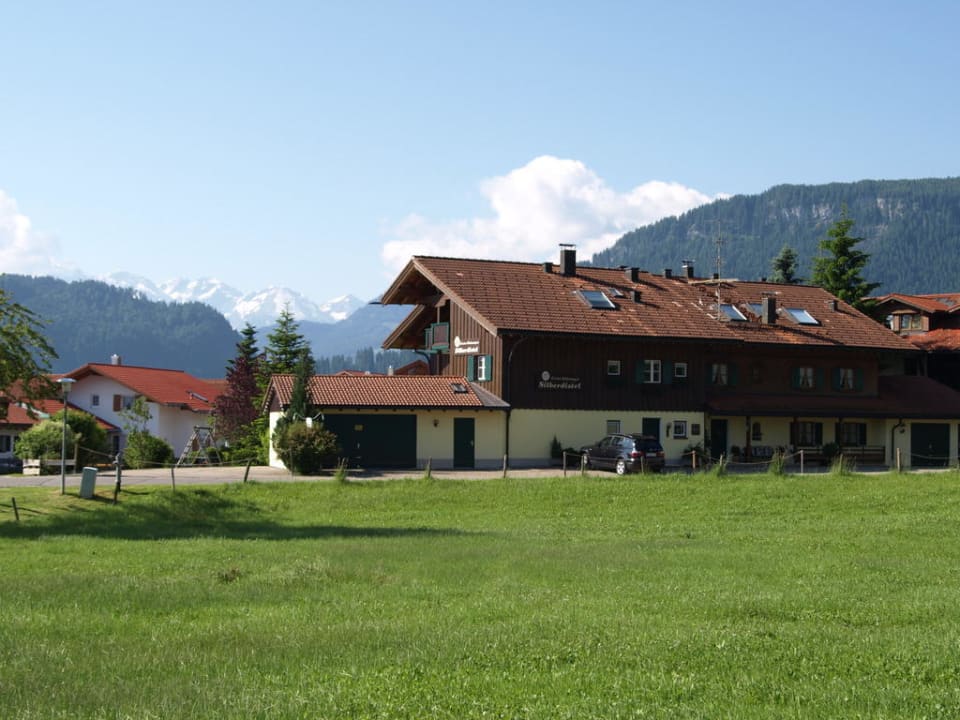 Außenansicht Appartementhaus mit Allg. Hauptkamm Hotel Silberdistel
