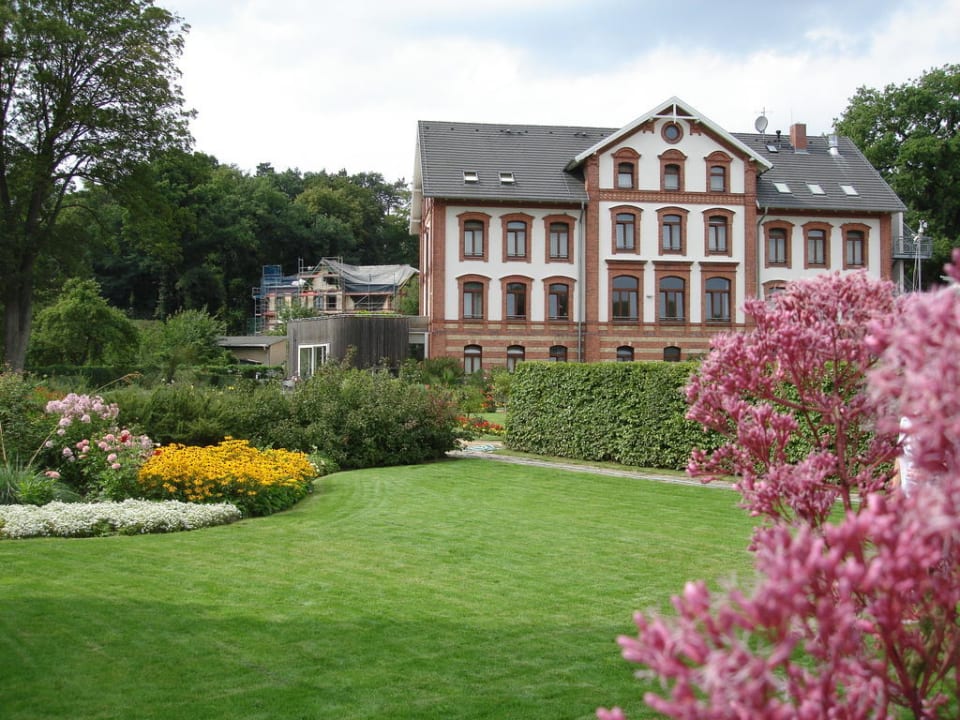 Blick vom Garten auf das Hotel Hotel Am Tiefwarensee