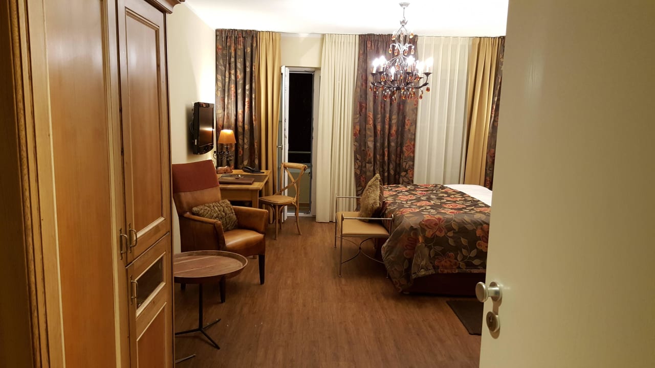 Einblick ins Prestige Zimmer Hotel Ampervilla