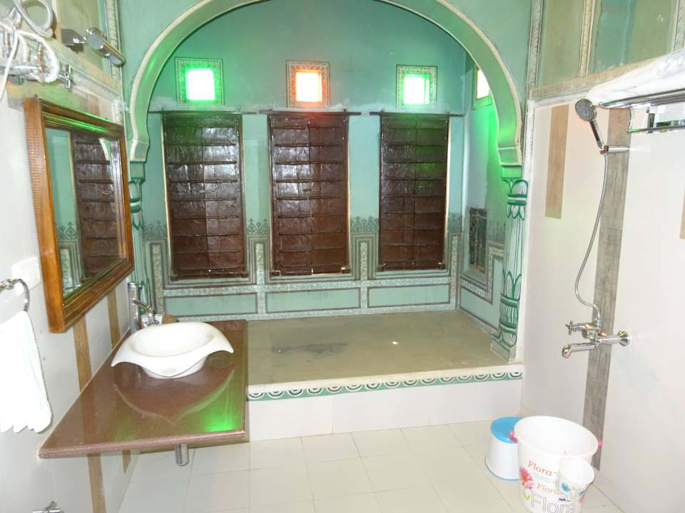 Sehr großes und schönes Bad. Hotel Radhika Haveli Mandawa