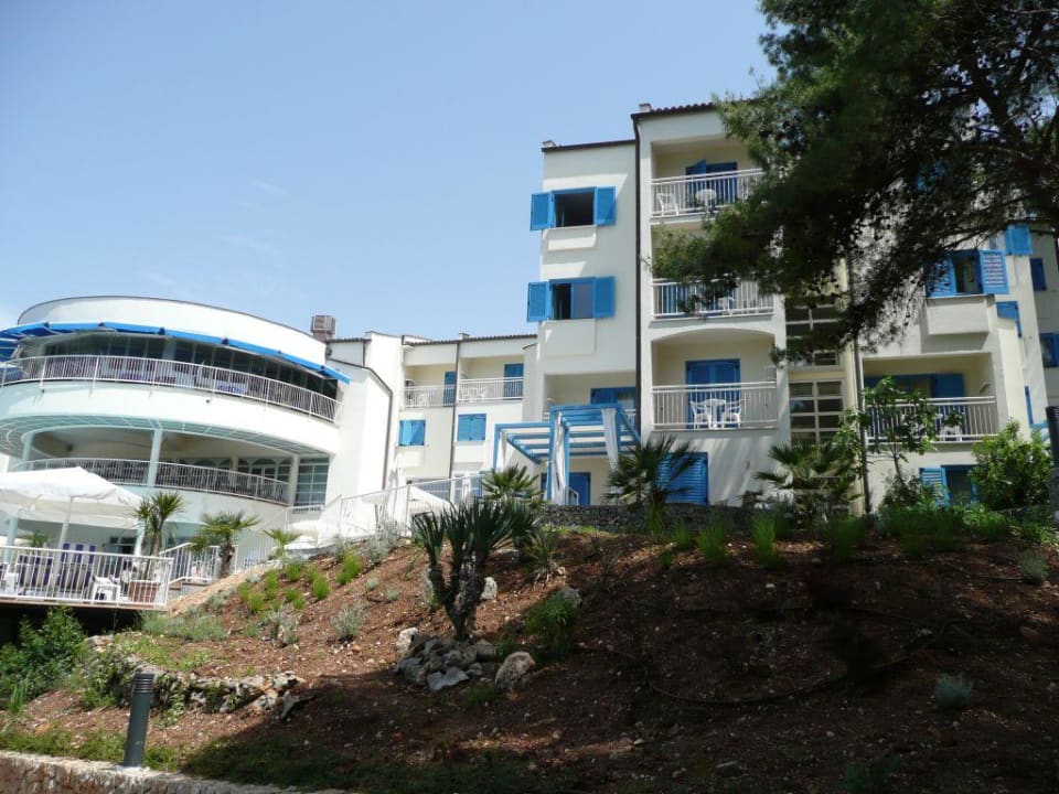 Aussenansicht auf Gartenanlange und Hotel Sunny Krk by Valamar