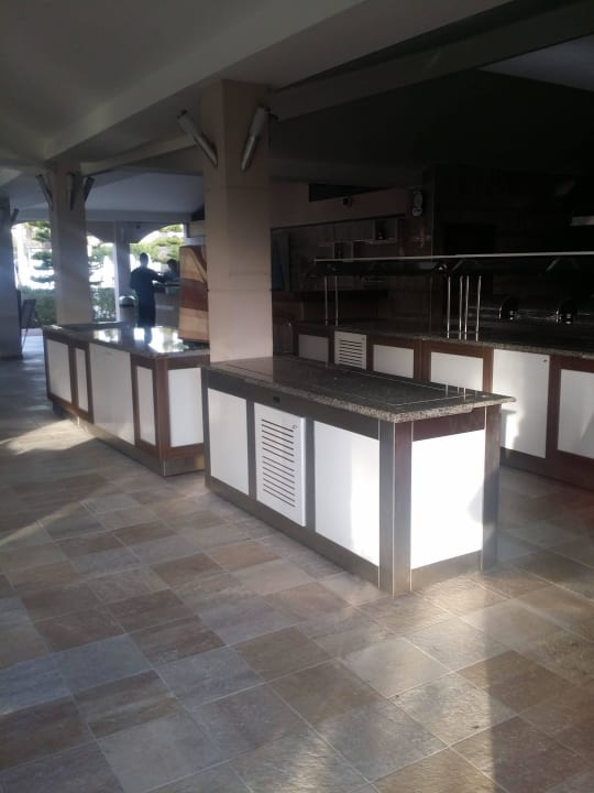 Eine Poolbar mit Snaks zum Mittag Hane Family Resort