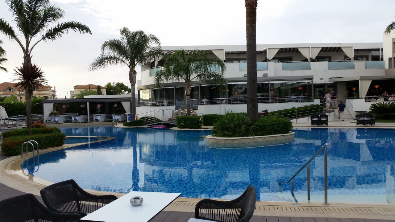 Erster größerer Pool, dahinter Restaurant Lesante Classic - Preferred Hotels & Resorts