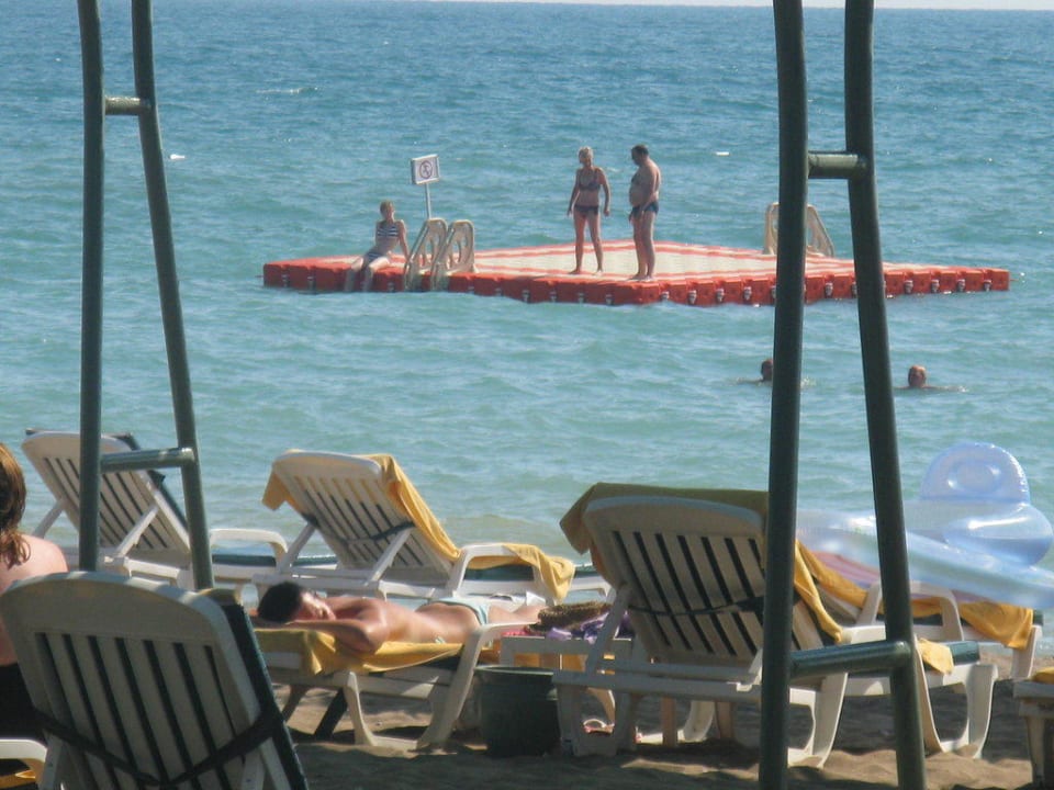 Schwimmende Insel vor der Anlage Papillon Belvil