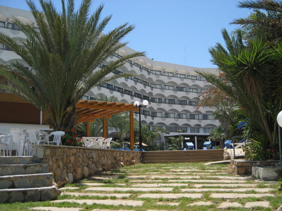 Das Hotel vom Garten aus gesehen Crystal Springs Beach Hotel