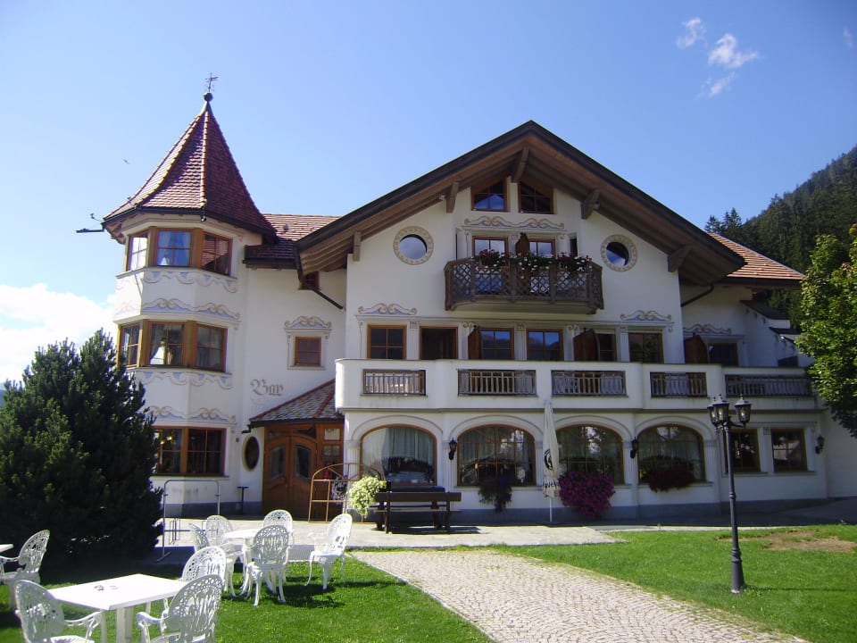 Blick auf das Hotel von vorne Turmhotel Gschwendt