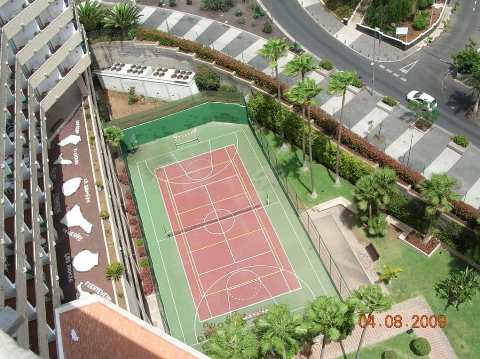 Тенисный корт на территории Iberostar Waves Bouganville Playa