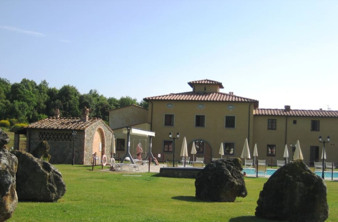 Aussicht auf Pool und Hauptgebäude Hotel Casolare le Terre Rosse