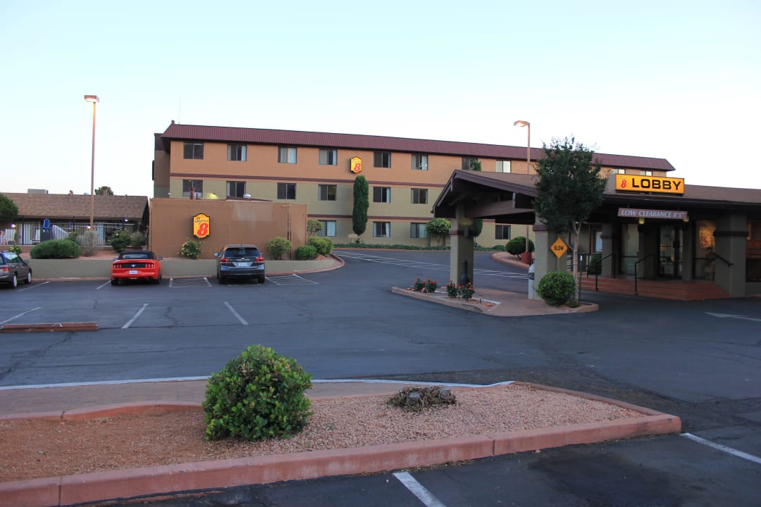 Der Empfang im Vordergrund, das Hotel dahinter Aiden by Best Western @ Sedona