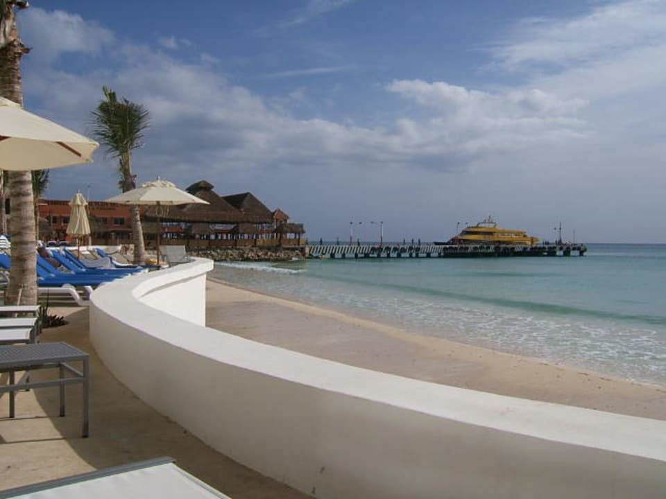 Vom Pool aus auf Strand und Anlegestelle Hotel Playacar Palace
