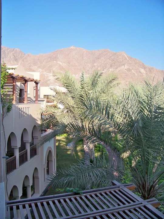 Blick vom Zimmer in Richtung der Berge Miramar Al Aqah Beach Resort