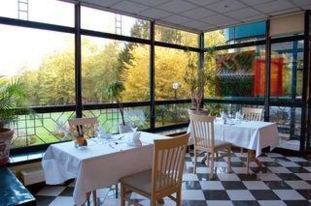 Véranda avec vue sur le parc Hotel Domaine De Volkrange