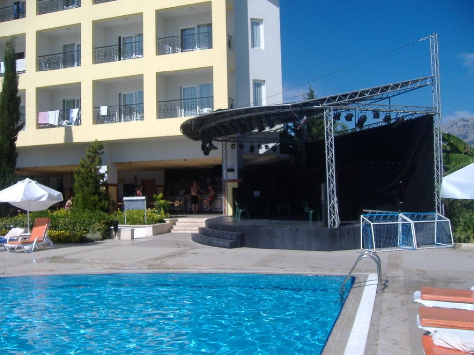 Pool mit Animationsbühne Pine House by Werde Hotels