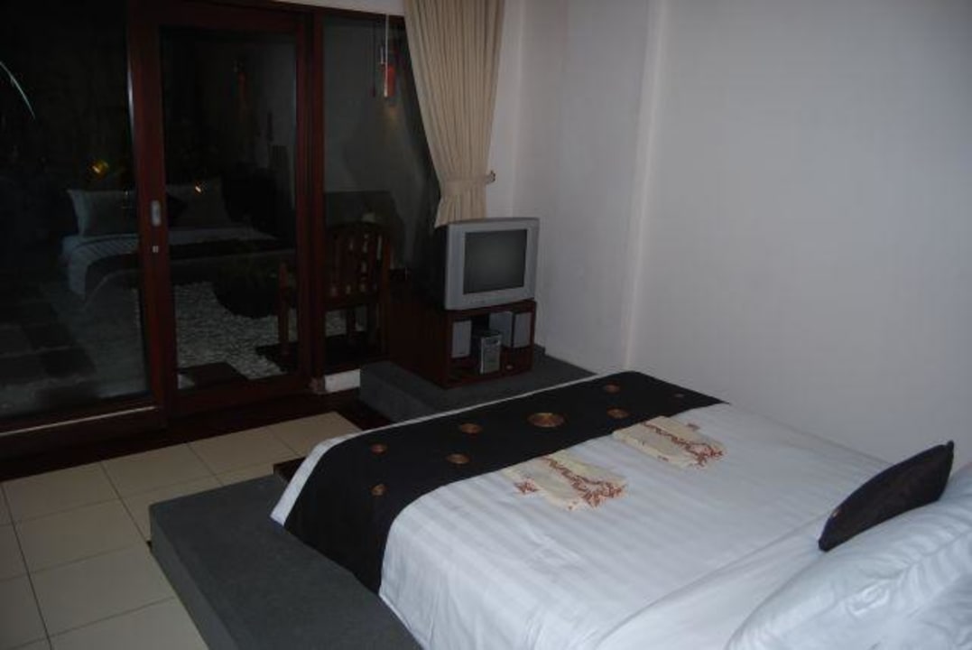 Unser Bett mit CD und TV Anlage Bali Mandira Beach Resort & Spa