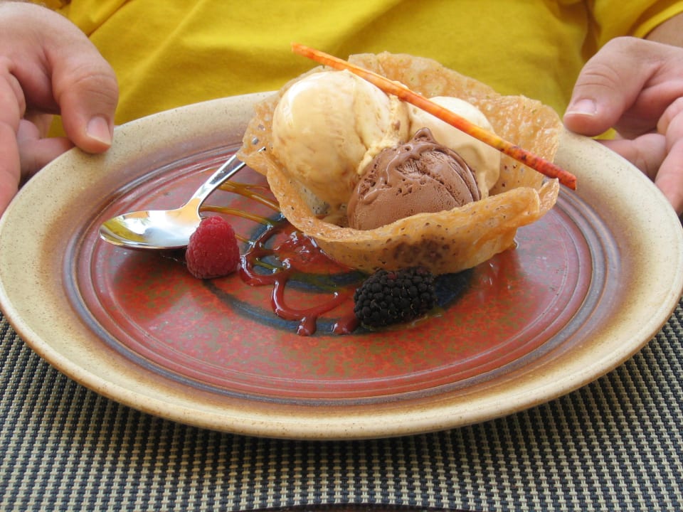 1 Kugel Eis 5 Euro war aber lecker Emirates Palace Mandarin Oriental