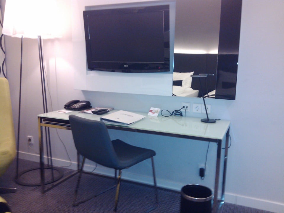 Schreibtisch mit Flatscreen und Telefon Vienna House by Wyndham Andel's Berlin