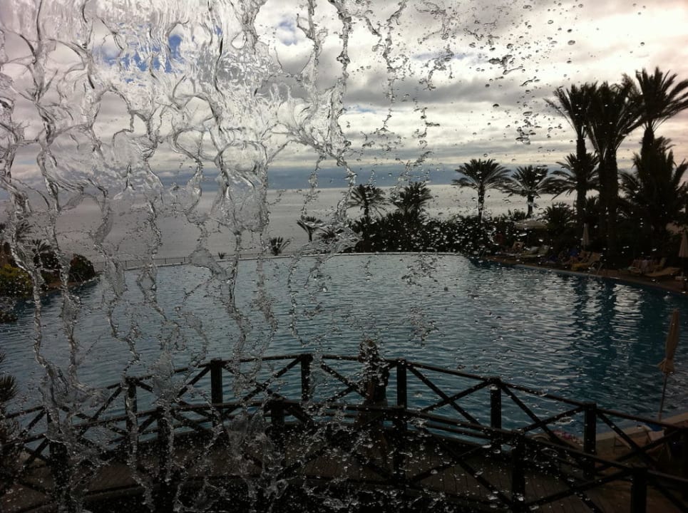 Blick durch den Wasserfall R2 Rio Calma Hotel & Spa & Conference