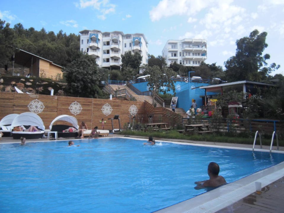 Pool am Nebengebäude Club Hotel Anjeliq