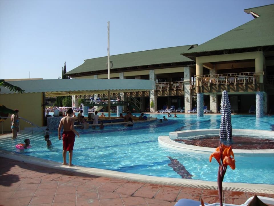 Bar im Pool Aqua Fantasy Aquapark Hotel & Spa