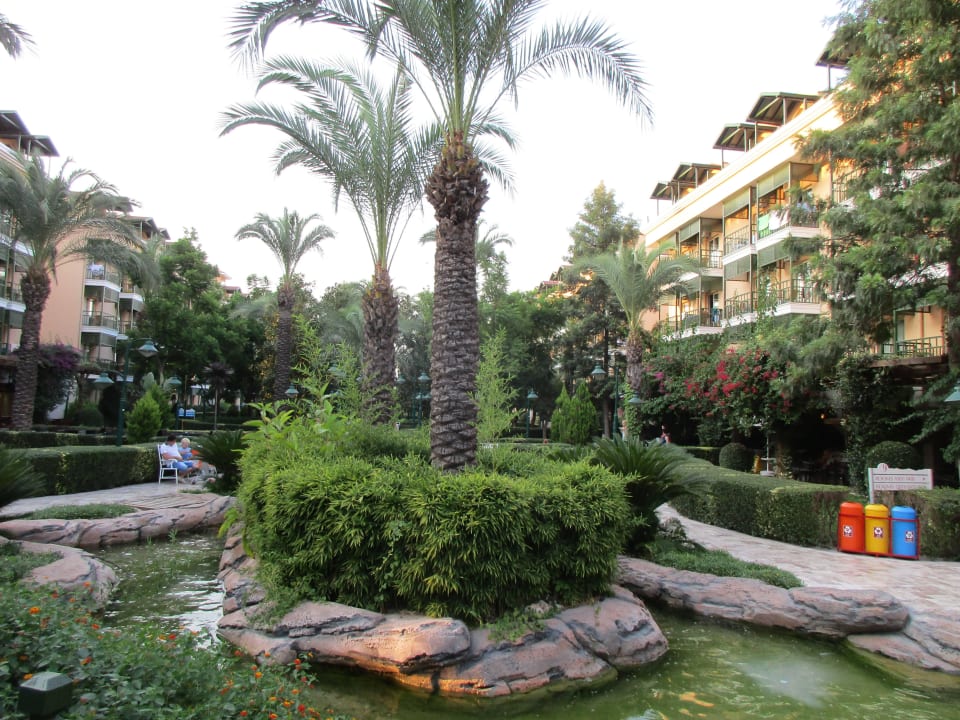 Gartenanlage zwischen den Blöcken Crystal Paraiso Aqua Collection