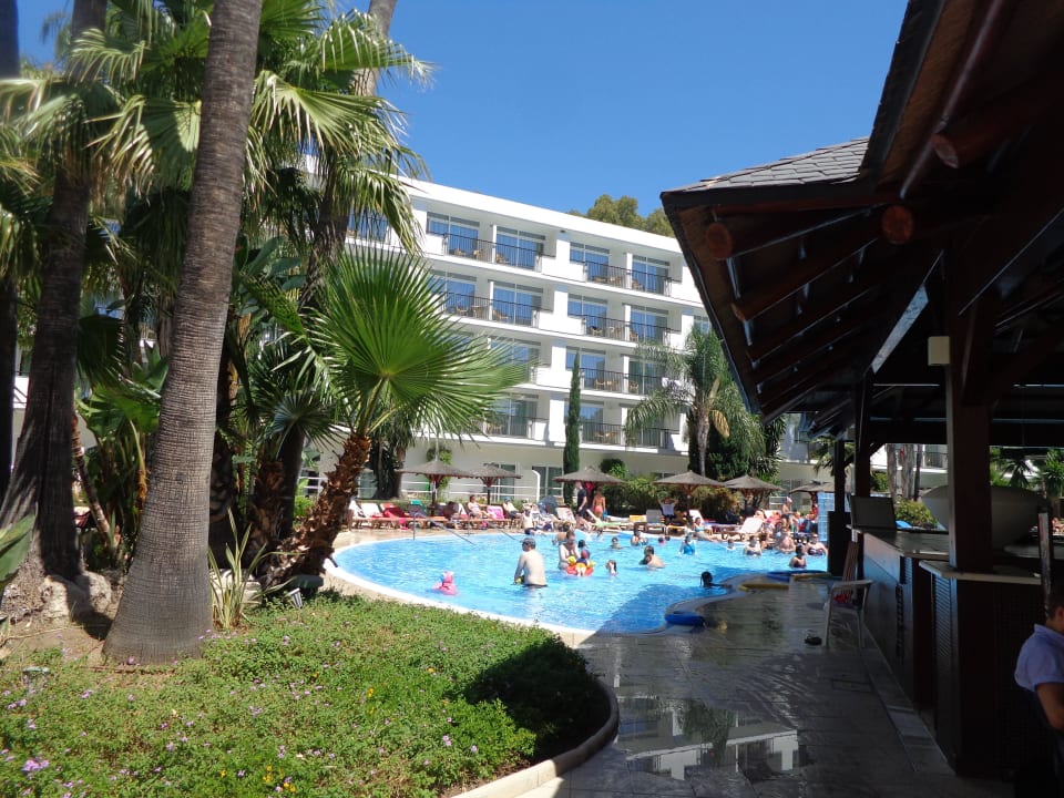 Blick auf die Poolanlage Sol Príncipe