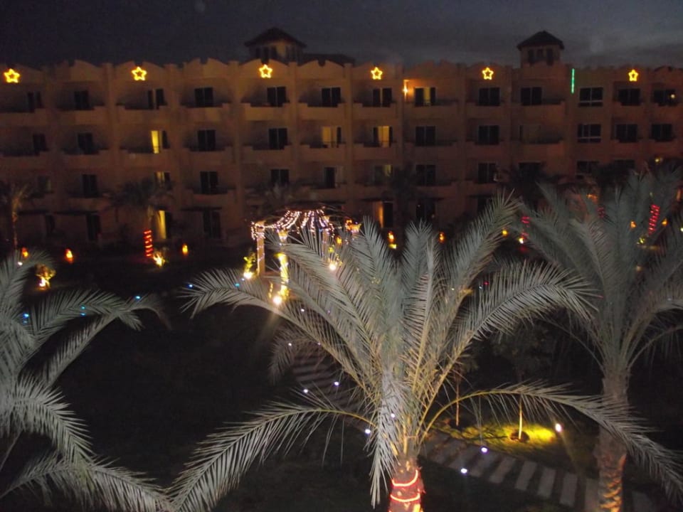 Blick vom Balkon auf die Gartenanlage Amwaj Beach Club Abu Soma Resort