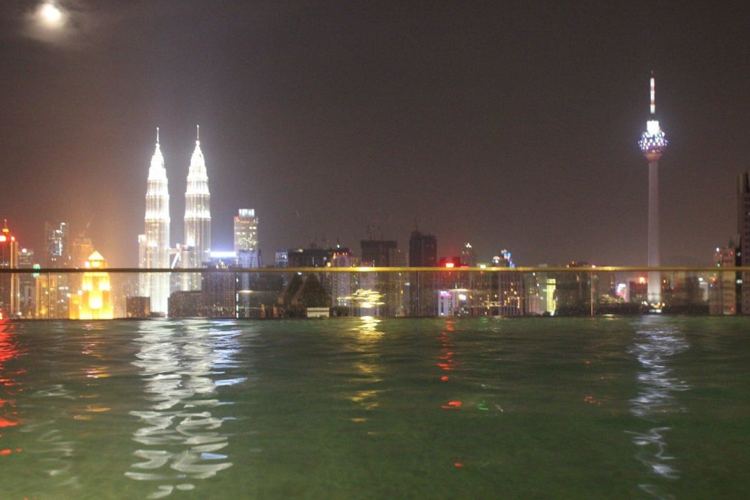 Piękny widok na Petronas Twin Towers z basenu Regalia Suites & Residences