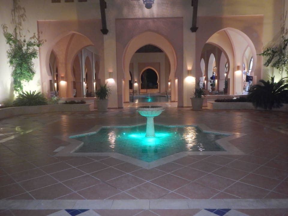 Eingang bei Nacht Steigenberger Coraya Beach - Adults only