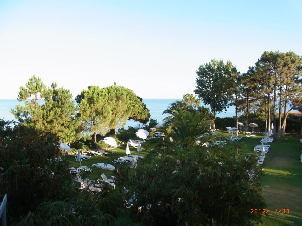 Blick vom Zimmer auf die Liegewiese PortoBay Falésia