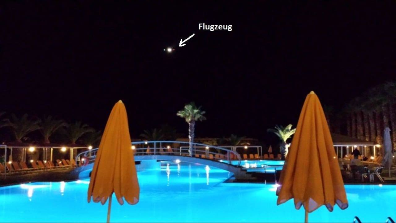 Pool bei Nacht mit Anflug Flugzeug Porto Bello Beach