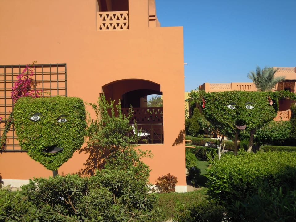 Unterwegs zum Strand erscheinen lustige Gesichter Jaz Makadi Oasis Resort