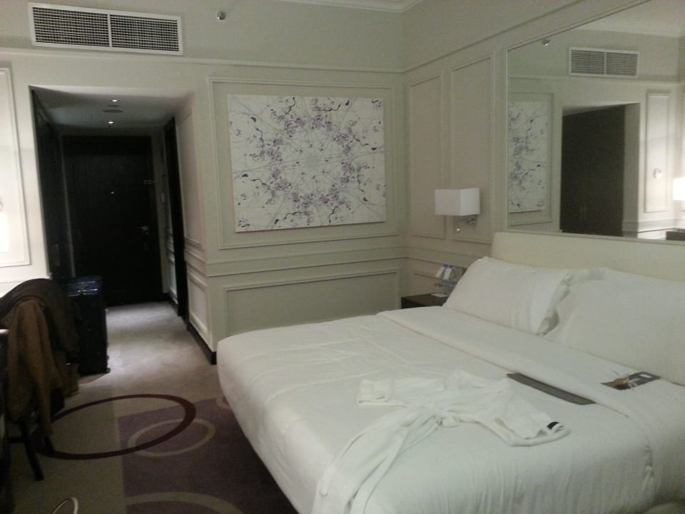 Club Room, King Size Bed Le Meridien Mina Seyahi Beach Resort & Waterpark